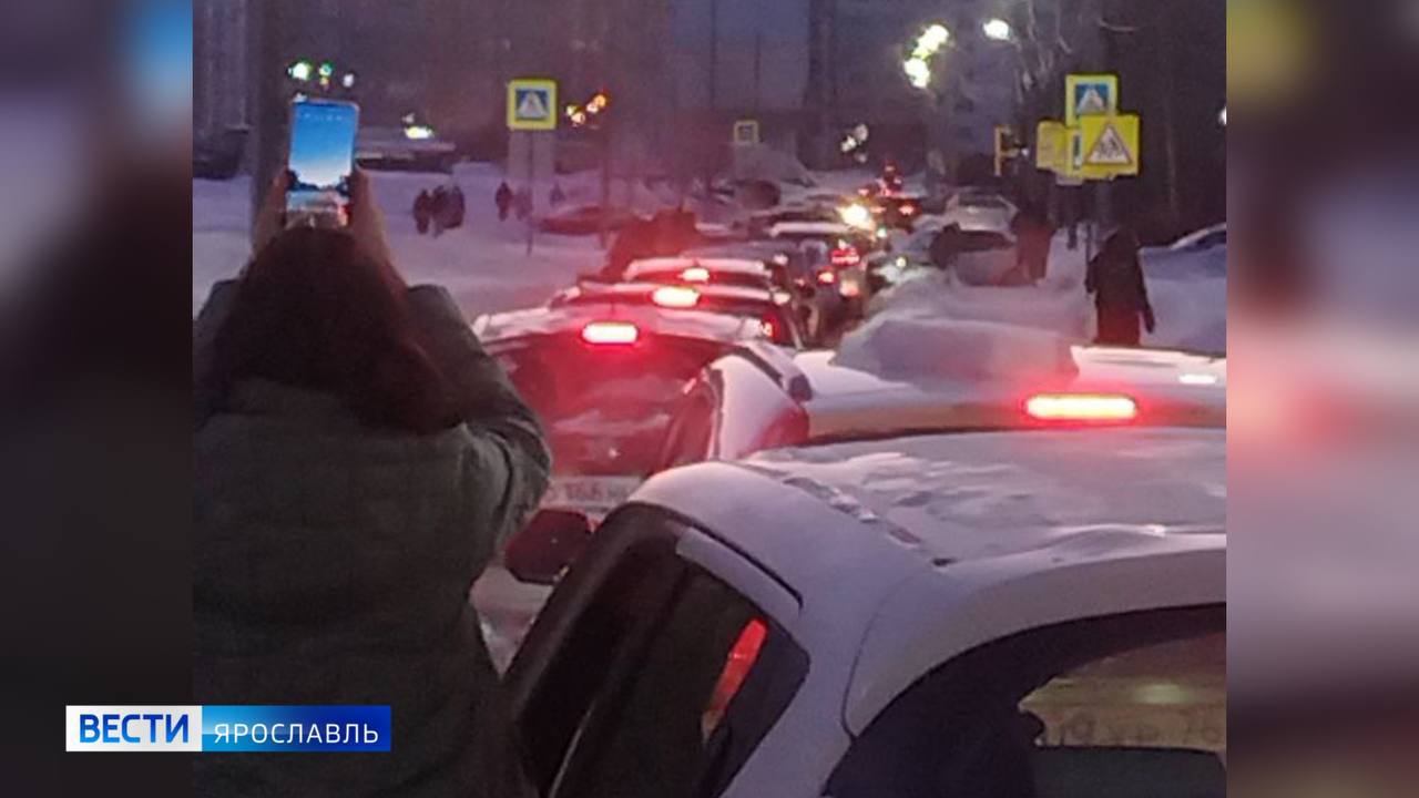В Ярославле на улице Пашуковской парализовало движение В Ярославле на улице Пашуковской парализовало движение