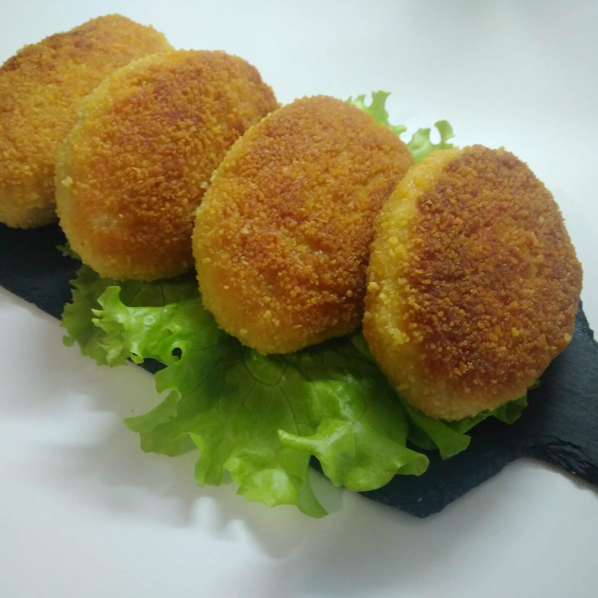 Куриные котлетки с сырной начинкой