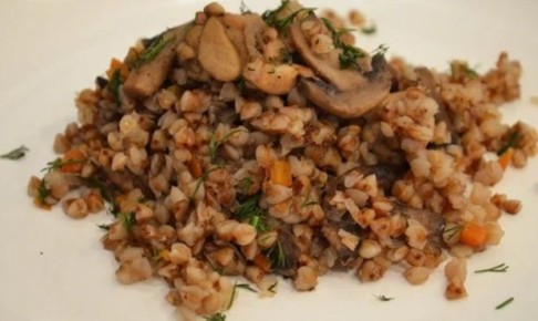 Вкусная и сытная гречка с грибами и мясом: несколько простых рецептов