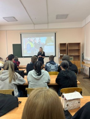 Студентам ярославских колледжей напомнили о безопасности на дорогах