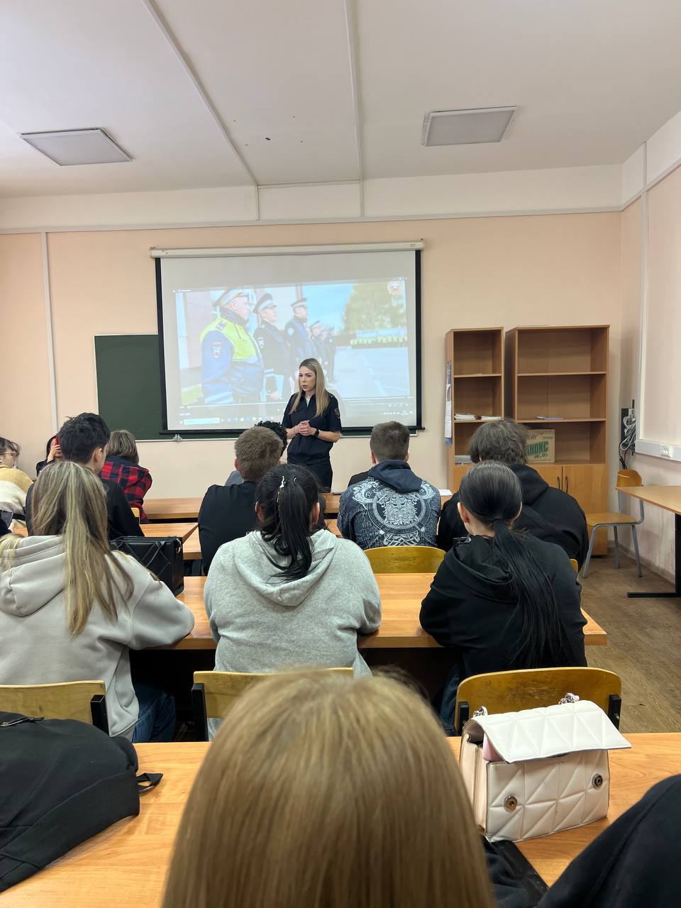 Студентам ярославских колледжей напомнили о безопасности на дорогах