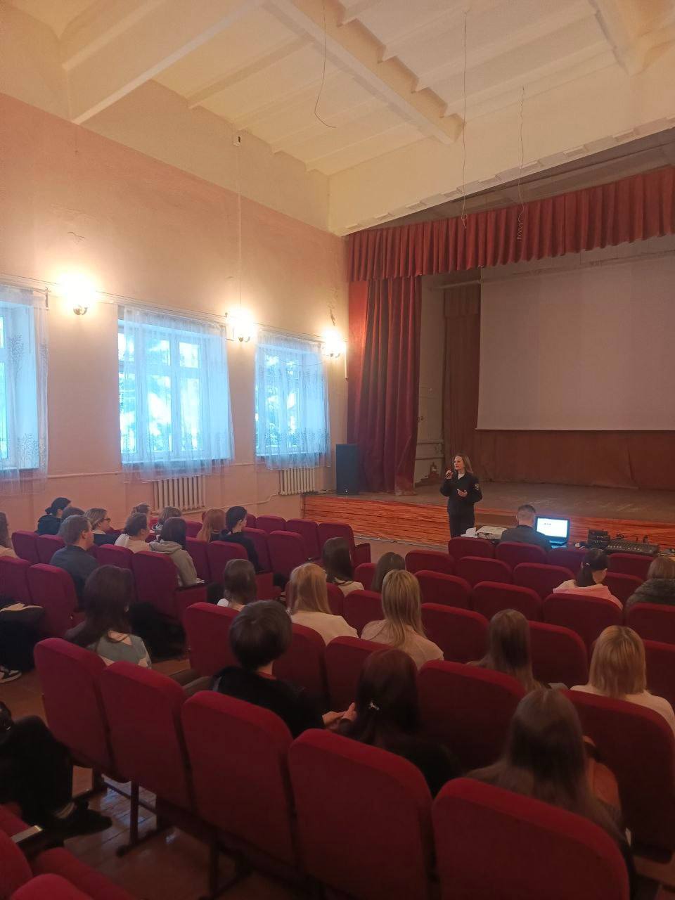 Студентам ярославских колледжей напомнили о безопасности на дорогах Студентам ярославских колледжей напомнили о безопасности на дорогах