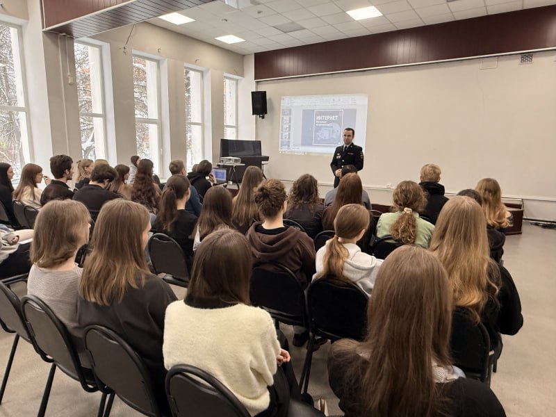 В Ярославской области полицейские и общественники проводят профилактические беседы с молодежью В Ярославской области полицейские и общественники проводят профилактические беседы с молодежью