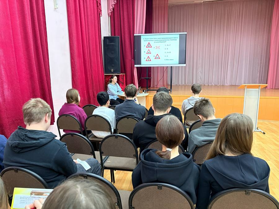 Юным участникам дорожного движения ярославского региона правила дорожного движения напоминают в самых разных формах Юным участникам дорожного движения ярославского региона правила дорожного движения напоминают в самых разных формах