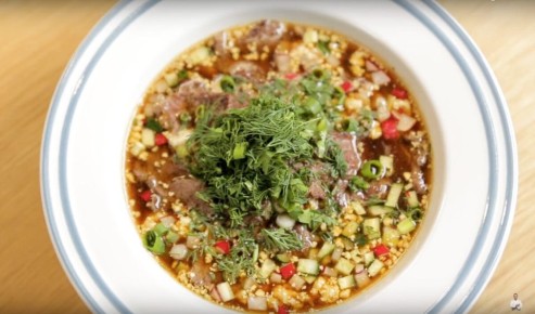 Вдохновляющая окрошка: Как быстро приготовить традиционное блюдо с уникальной заправкой