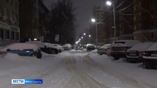 Ярославцы, запасшись лопатами и щетками, борются с последствиями снегопада