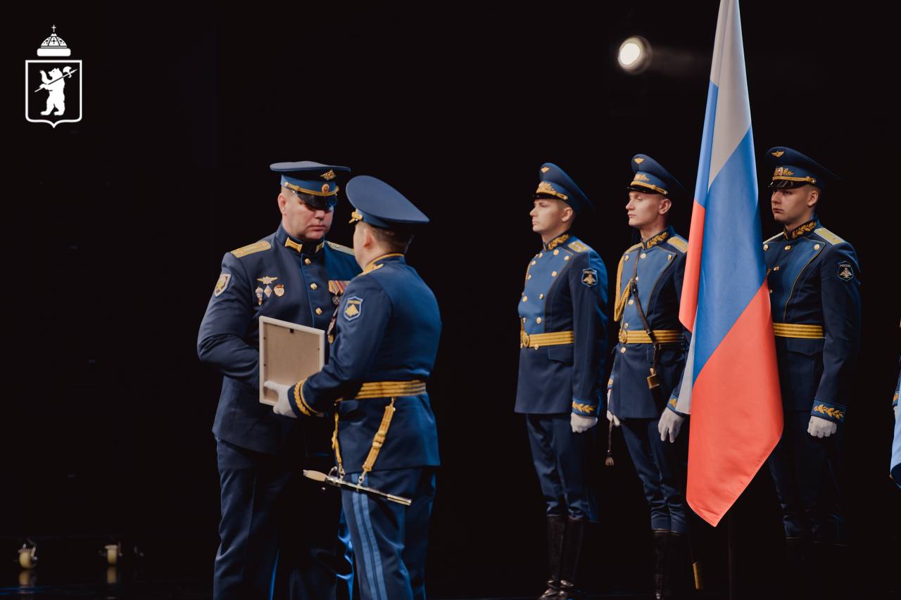 В Ярославле чествовали 299-й парашютно-десантный полк с присвоением почетного наименования «Гвардейский» В Ярославле чествовали 299-й парашютно-десантный полк с присвоением почетного наименования «Гвардейский»