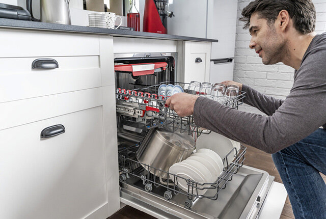 Как правильно выбрать посудомоечную машину: ключевые характеристики и советы