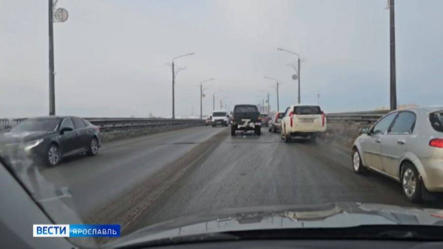 Ярославцы встали в пробку из-за ДТП на Октябрьском мосту
