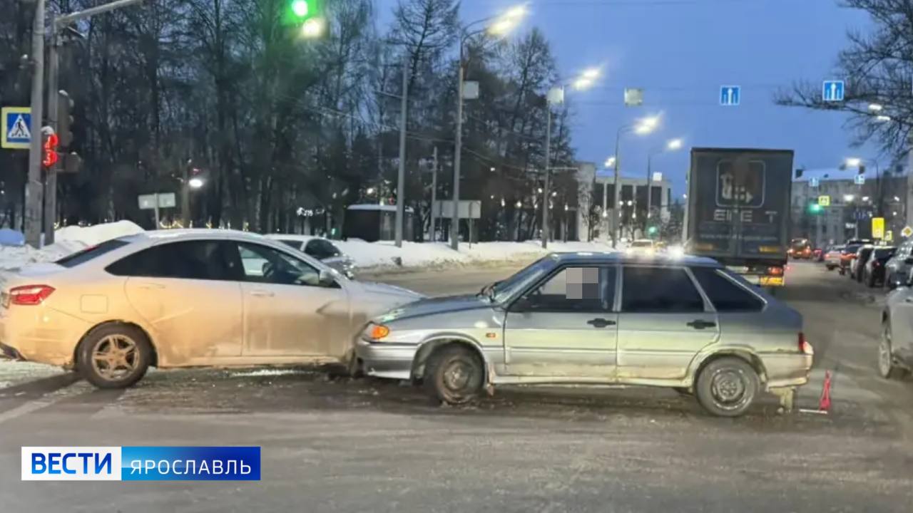 Заняли две полосы. На пересечении проспекта Толбухина и улицы Свердлова в Ярославле столкнулись две легковушки