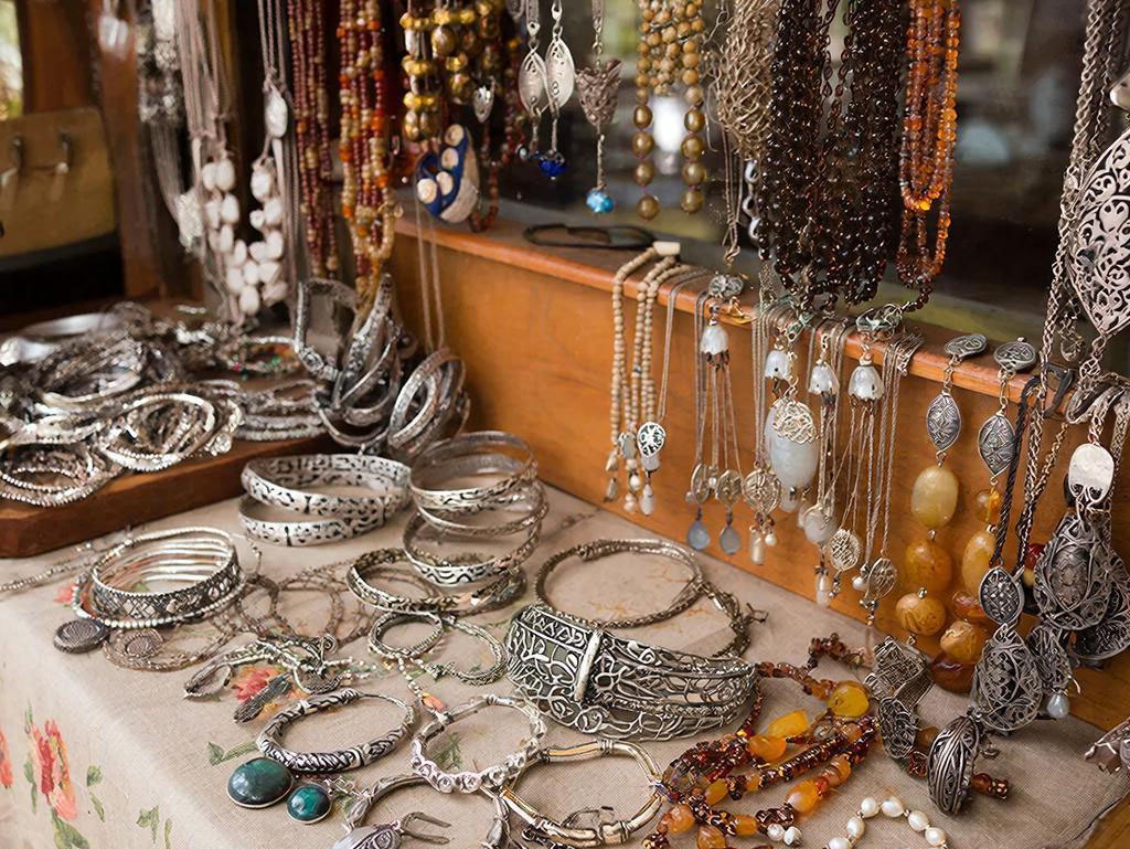 Полицией Кировского района возбуждено уголовное дело о краже украшений ручной работы из магазина