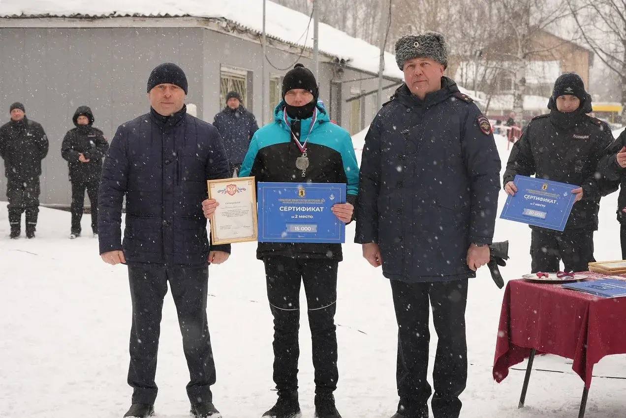 Руководители подразделений ярославской полиции приняли участие в соревнованиях по лыжным гонкам Руководители подразделений ярославской полиции приняли участие в соревнованиях по лыжным гонкам
