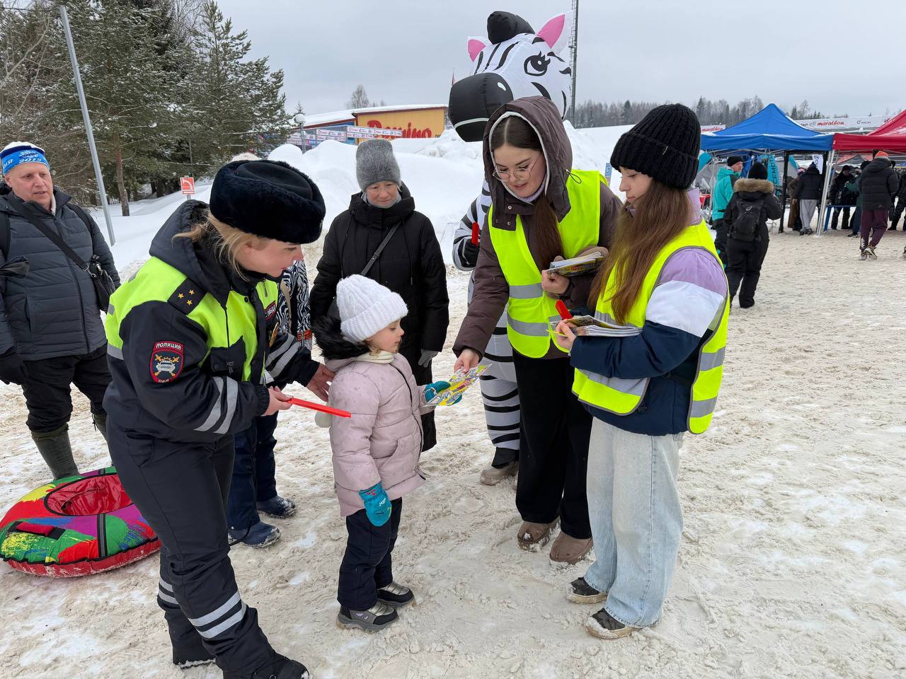 В лыжно-биатлонном центре спорта «Дёмино» в Ярославской области гостей лыжного марафона призвали соблюдать Правила дорожного движения В лыжно-биатлонном центре спорта «Дёмино» в Ярославской области гостей лыжного марафона призвали соблюдать Правила дорожного движения