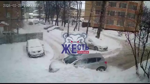 В Ярославле снег с крыши сошел на проезжающий автомобиль