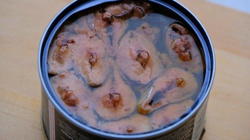 Неожиданные риски: почему нельзя есть только что открытые консервы