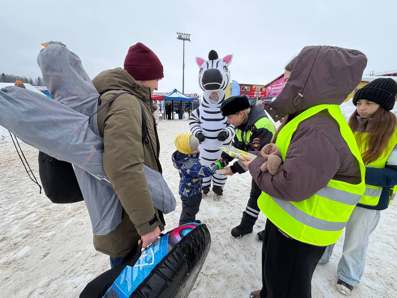 В лыжно-биатлонном центре спорта «Дёмино» в Ярославской области гостей лыжного марафона призвали соблюдать Правила дорожного движения В лыжно-биатлонном центре спорта «Дёмино» в Ярославской области гостей лыжного марафона призвали соблюдать Правила дорожного движения