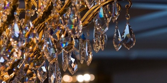 Как сохранить магию хрустальной люстры: секреты по уходу и чистке