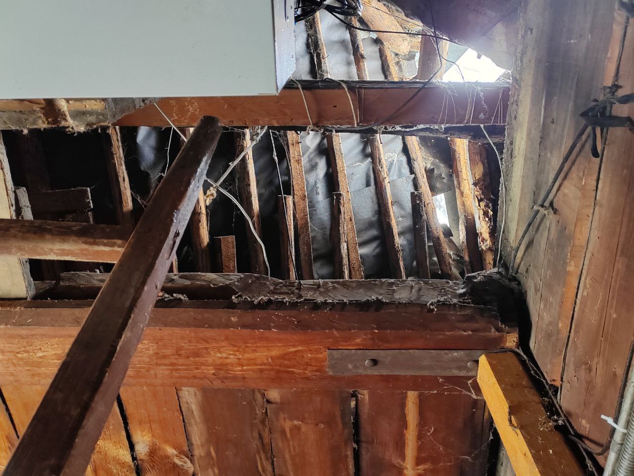 Прокуратура Гаврилов-Ямского района организовала проверку в связи с повреждением крыши 12-квартирного жиого дома по улице Комарова в Гаврилов-Яме Прокуратура Гаврилов-Ямского района организовала проверку в связи с повреждением крыши 12-квартирного жиого дома по улице Комарова в Гаврилов-Яме