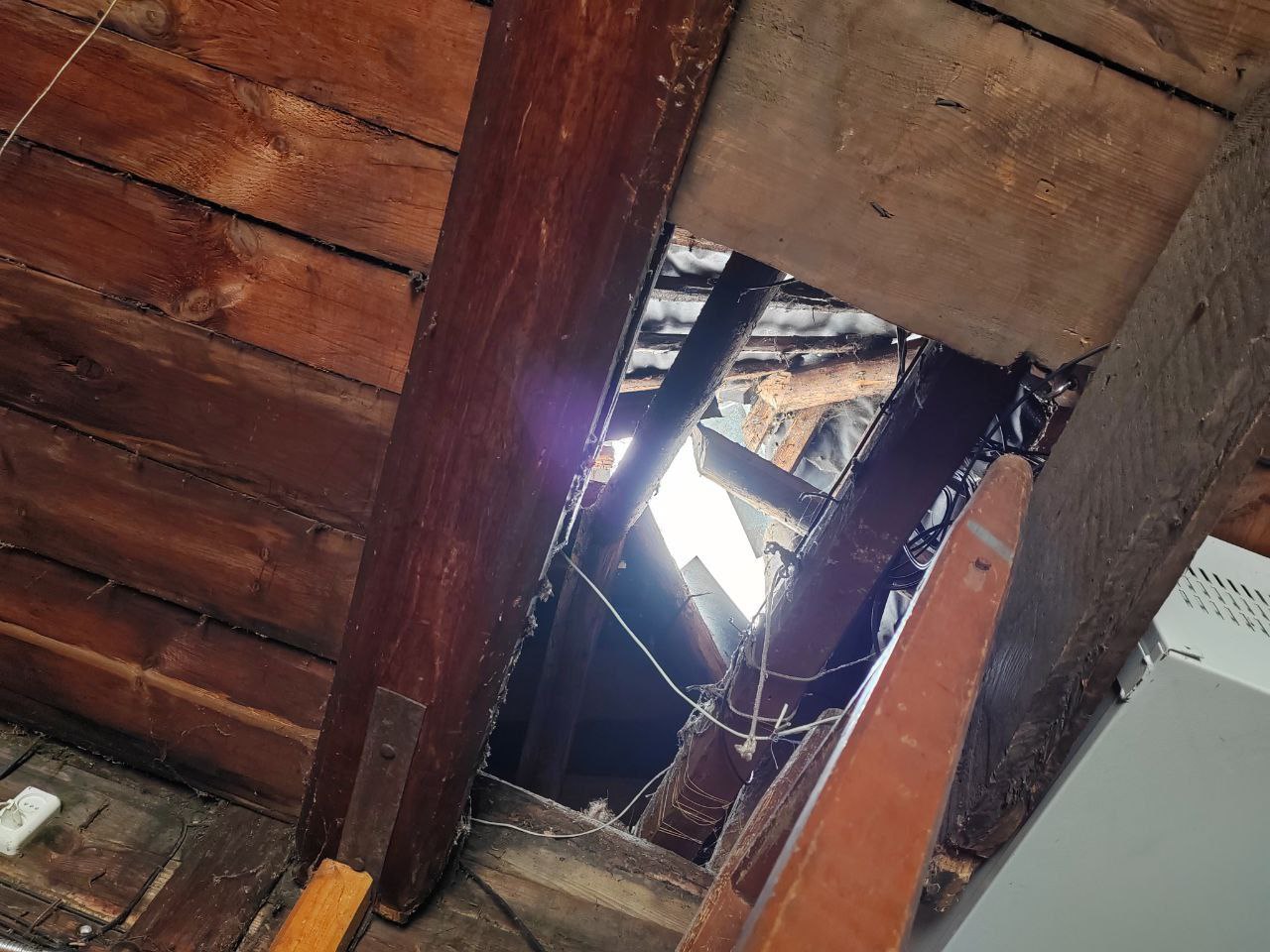 Прокуратура Гаврилов-Ямского района организовала проверку в связи с повреждением крыши 12-квартирного жиого дома по улице Комарова в Гаврилов-Яме Прокуратура Гаврилов-Ямского района организовала проверку в связи с повреждением крыши 12-квартирного жиого дома по улице Комарова в Гаврилов-Яме