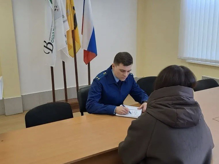 Прокурор Борисоглебского района провел выездной личный прием работников ООО «Агрофирма Земледелец» Прокурор Борисоглебского района провел выездной личный прием работников ООО «Агрофирма Земледелец»