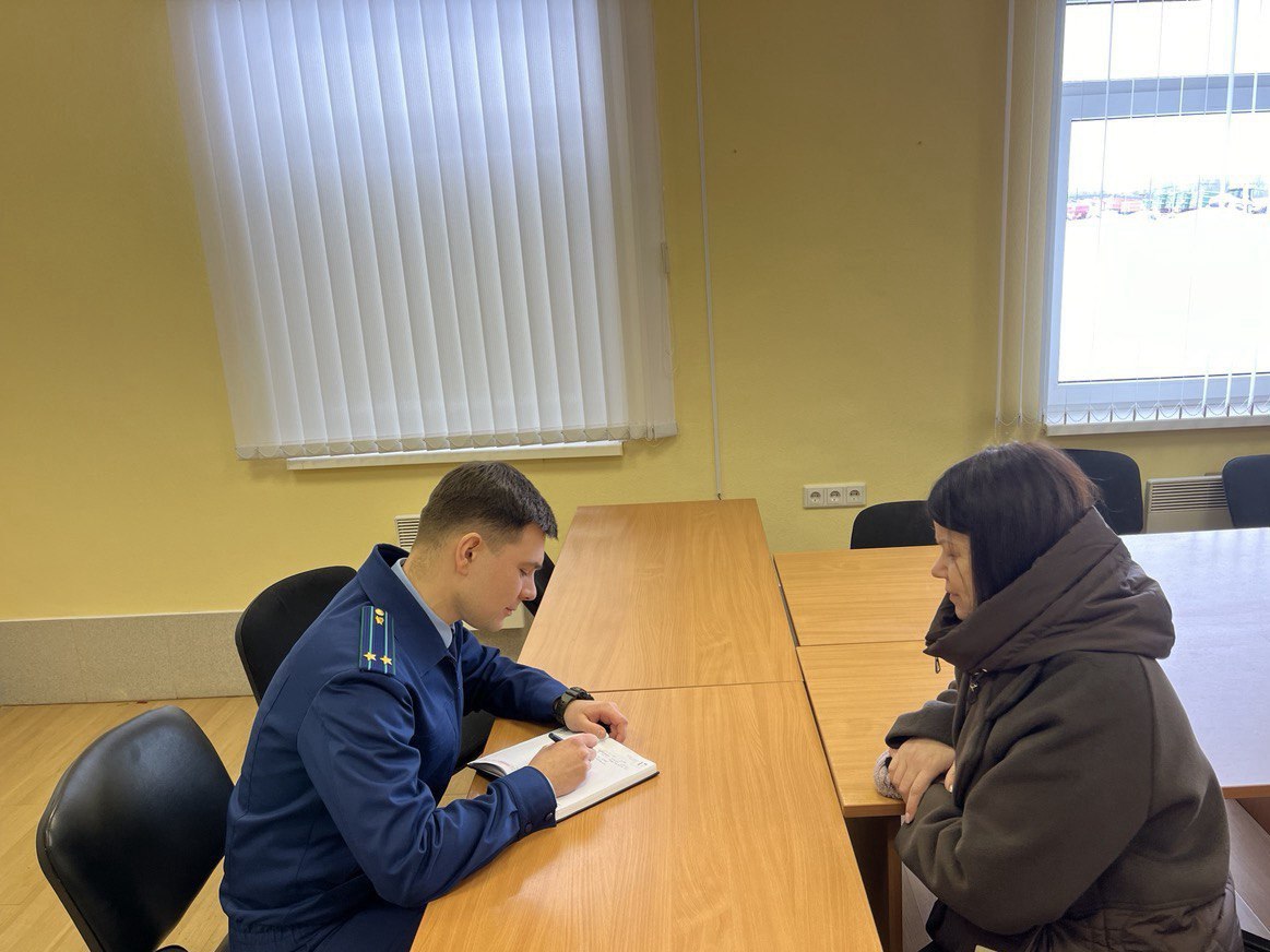 Прокурор Борисоглебского района провел выездной личный прием работников ООО «Агрофирма Земледелец» Прокурор Борисоглебского района провел выездной личный прием работников ООО «Агрофирма Земледелец»