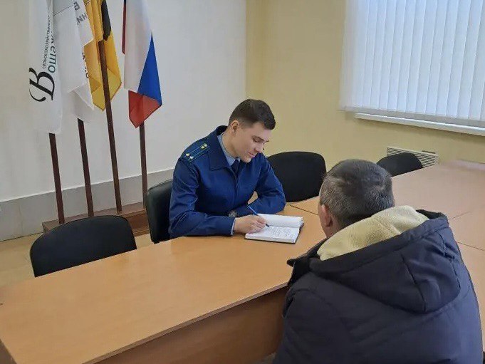 Прокурор Борисоглебского района провел выездной личный прием работников ООО «Агрофирма Земледелец» Прокурор Борисоглебского района провел выездной личный прием работников ООО «Агрофирма Земледелец»