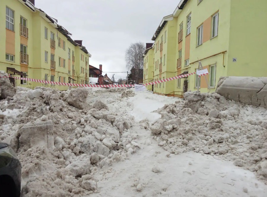 Для безопасности прохожих перекрыли сквозной проход между домами на ул. Щепкина, 29 между корпусами «а» и «б»