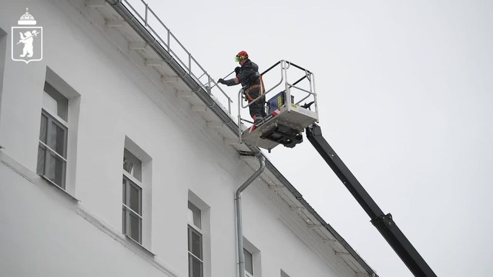 На открытом совещании мэра города обсудили очистку крыш и кровель от снега и наледи