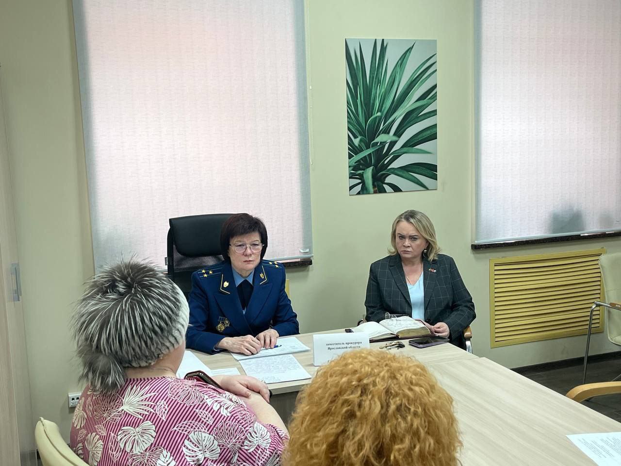 Заместитель прокурора Ярославской области Светлана Козлова совместно с руководителем регионального филиала Государственного фонда поддержки участников специальной военной операции "Защитники Отечества" Натальей Кравчук... Заместитель прокурора Ярославской области Светлана Козлова совместно с руководителем регионального филиала Государственного фонда поддержки участников специальной военной операции "Защитники Отечества" Натальей Кравчук...