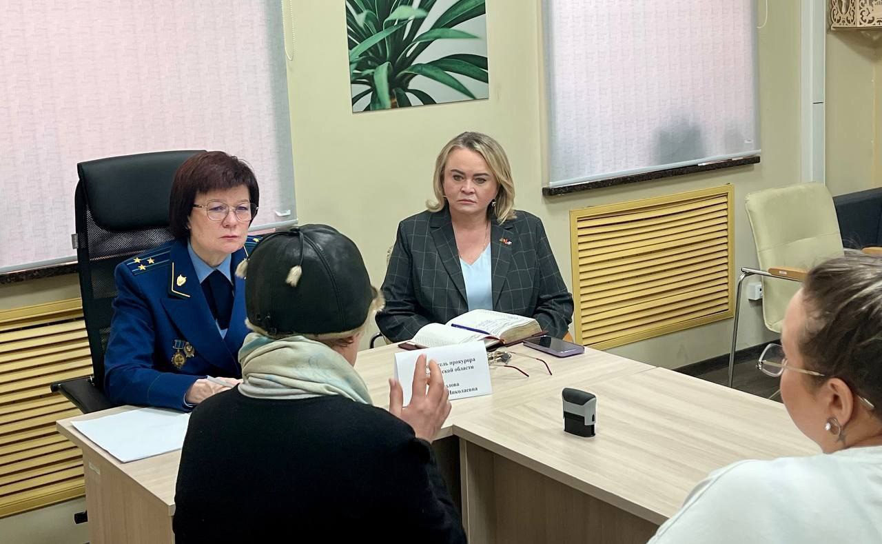 Заместитель прокурора Ярославской области Светлана Козлова совместно с руководителем регионального филиала Государственного фонда поддержки участников специальной военной операции "Защитники Отечества" Натальей Кравчук...