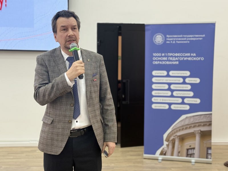 Полицейские и общественники в Ярославле обсудили со студентами темы противодействия мошенничеству и экстремизму Полицейские и общественники в Ярославле обсудили со студентами темы противодействия мошенничеству и экстремизму