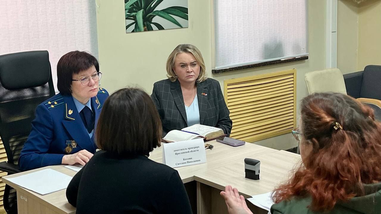 Заместитель прокурора Ярославской области Светлана Козлова совместно с руководителем регионального филиала Государственного фонда поддержки участников специальной военной операции "Защитники Отечества" Натальей Кравчук... Заместитель прокурора Ярославской области Светлана Козлова совместно с руководителем регионального филиала Государственного фонда поддержки участников специальной военной операции "Защитники Отечества" Натальей Кравчук...