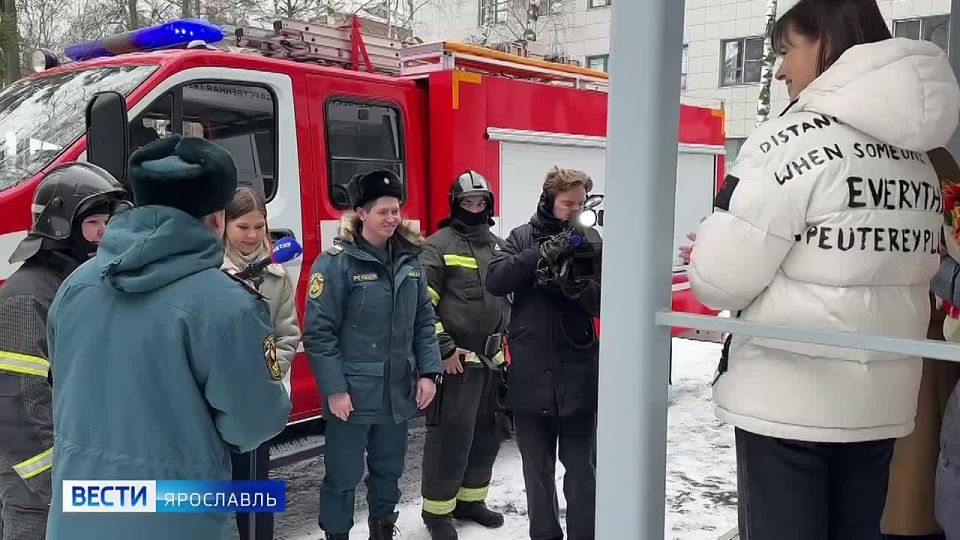 Под звуки сирен и с букетом…