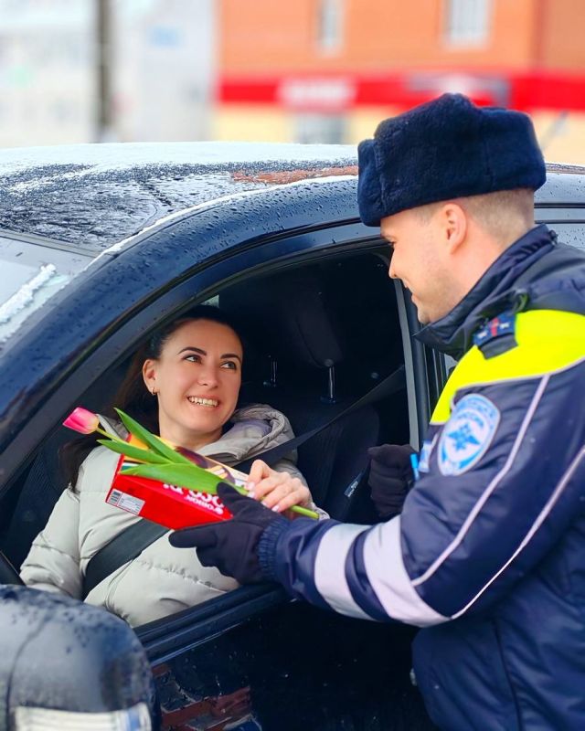 В преддверии Марта на улицах региона проходит праздничная акция «Цветы для автоледи»