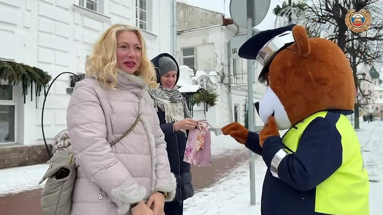 Сотрудники Госавтоинспекции вместе с ростовой куклой Мишкой поздравили женщин-пешеходов с