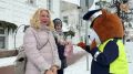 Сотрудники Госавтоинспекции вместе с ростовой куклой Мишкой поздравили женщин-пешеходов с