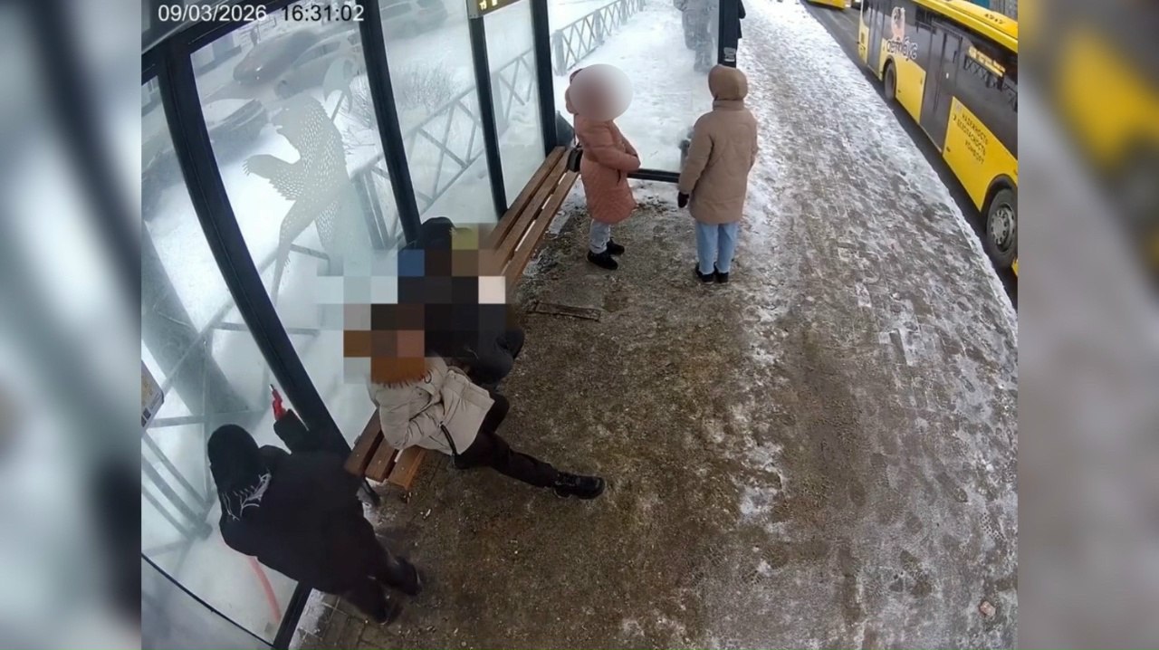 В Ярославле вандалы разбили стекло на остановке «Автовокзал»