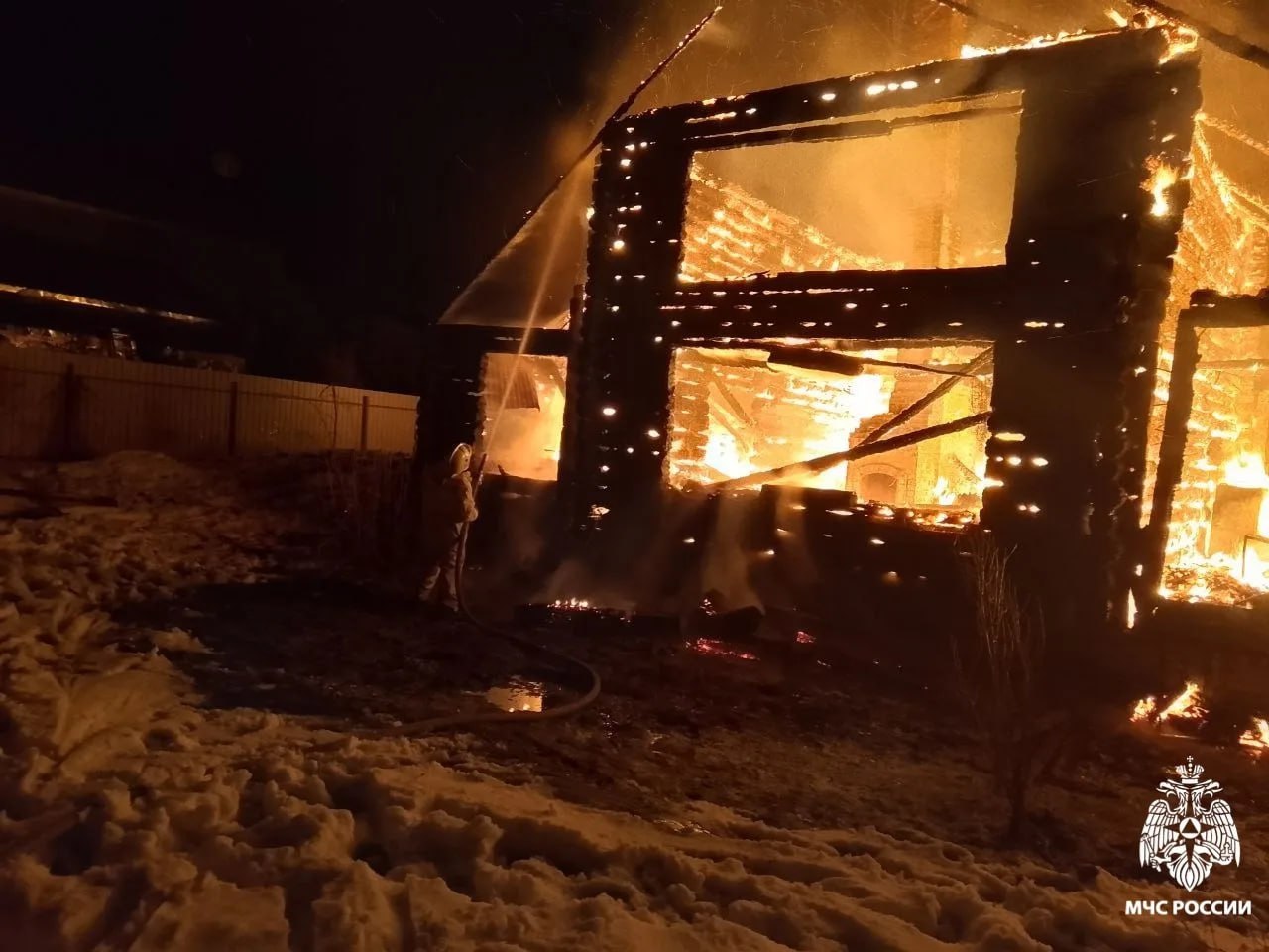 Двухэтажный дом-дача сгорел под Ярославлем