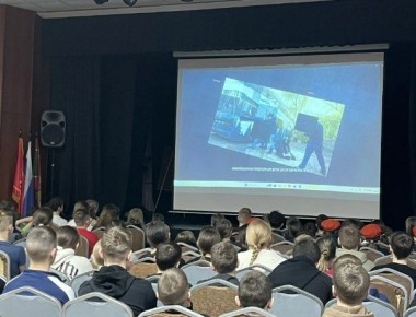 В Некрасовском районе более 100 учащихся ярославских школ познакомились с профессией полицейского