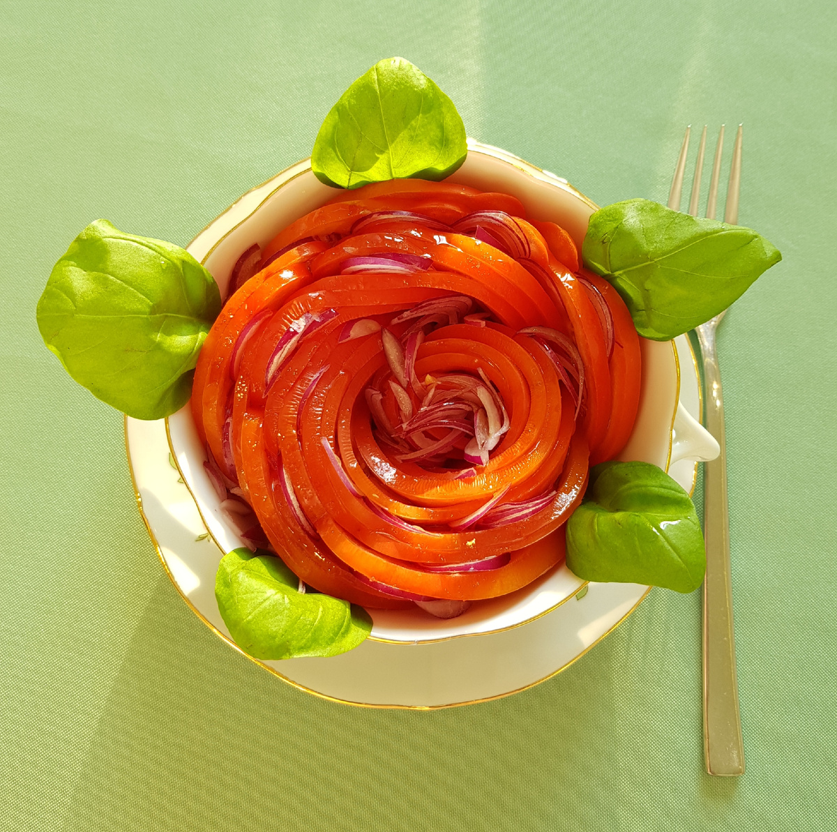 Творческий салат «Осенняя роза»: искусство на тарелке