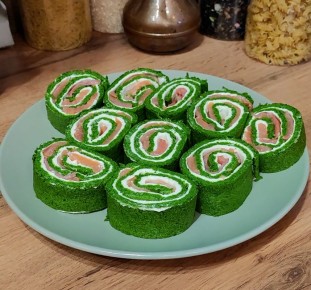 Шпинатные рулетики с красной рыбой