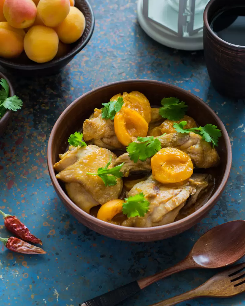 Насыщенная курица с абрикосами в кокосовом молоке