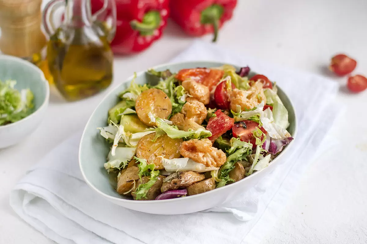 Кулинарное путешествие в Тайланд: овощной салат с кокосовым соусом