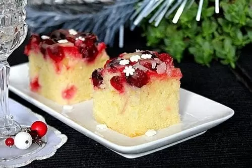 Пирог с клюквой и нежной глазурью для праздничного стола