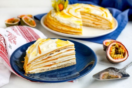 Блинный торт с кремчизом и тропиками: уникальный десерт к любому столу