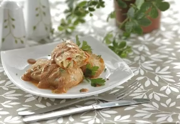 Овощные голубцы в томатно-сметанном соусе: вкусный повод собраться всей семьей