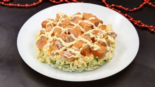 Салат 'Женская слабость' с красной рыбой: изысканная находка для новогоднего стола