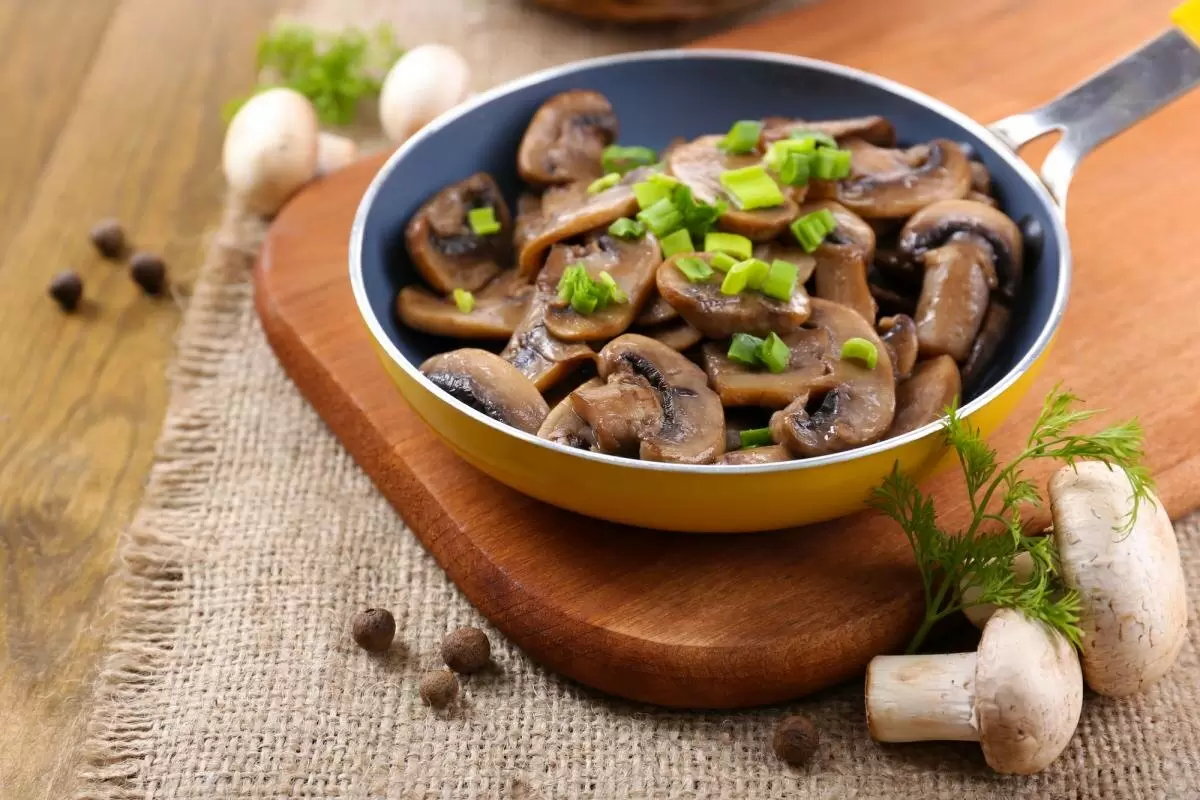 Мастера жарки: как правильно готовить грибы и лук, чтобы не испортить блюдо