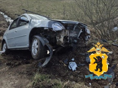 Вследствие съезда с дороги автомобиля «Рено» в Тутаевском районе погибла пожилая женщина и четверо пострадали
