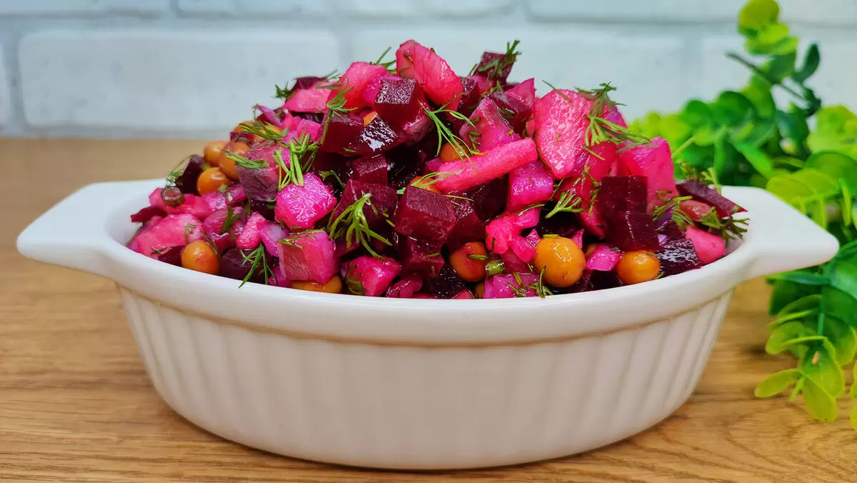 Удивительный салат со свеклой и сельдью: новый взгляд на традиционный вкус